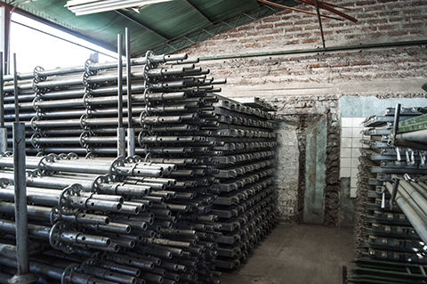 almacenamiento y stock de accesorios para andamios